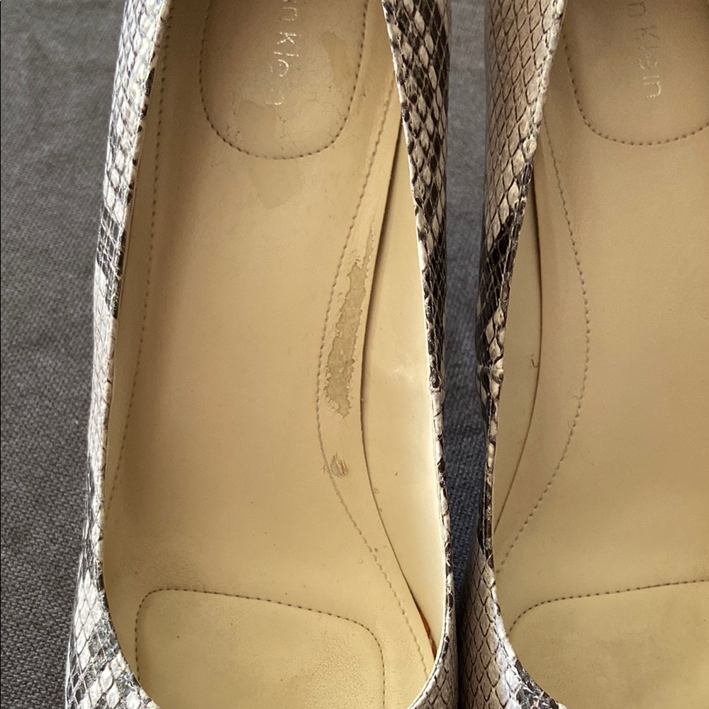 New Calvin Kline leather pumps shoes neutral snake skin kitten heal - Picture 6 of 6